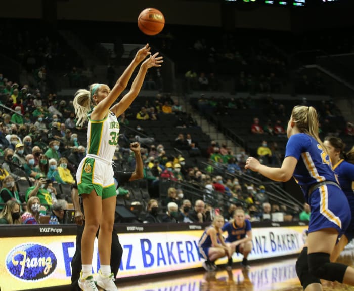 Sydney Parrish shoots a three-pointer.